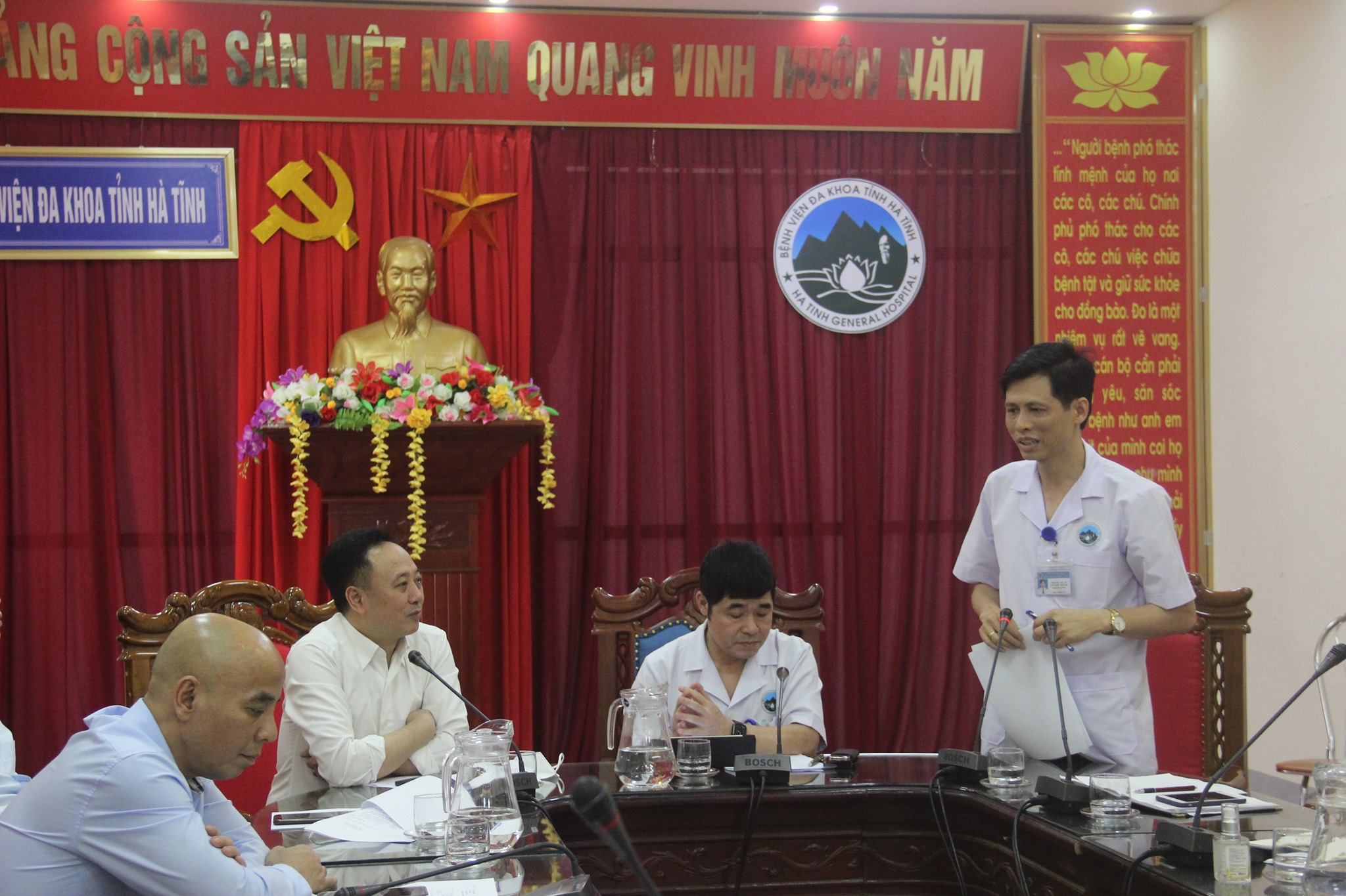 Đoàn công tác họp bàn, trao đổi tại cuộc họp
